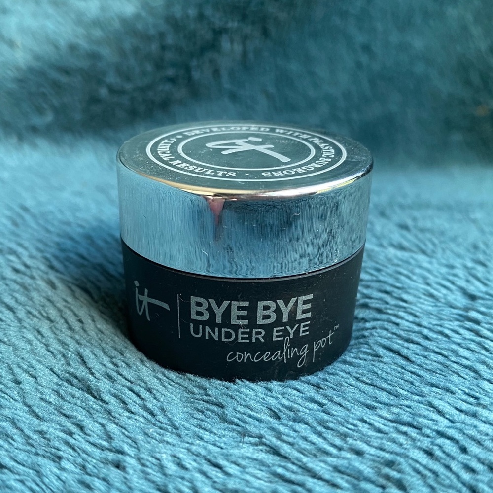 Medium Tan IT Byebye Under Eye Concealer Pot